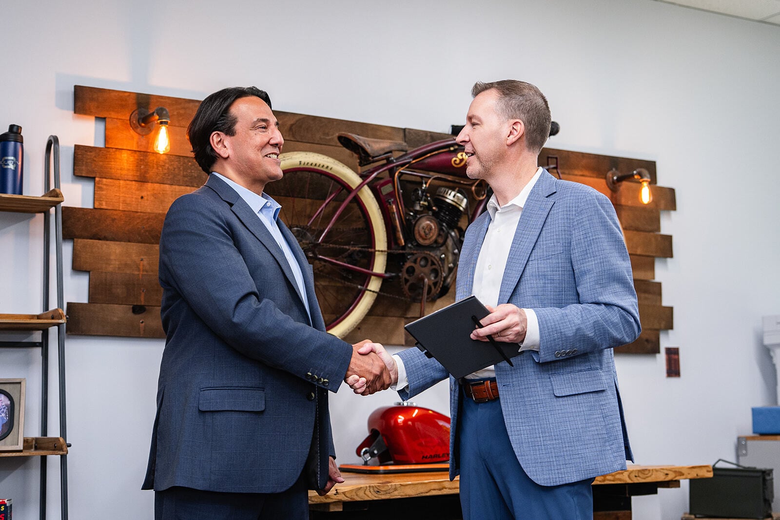 2 business professionals agree on IT services